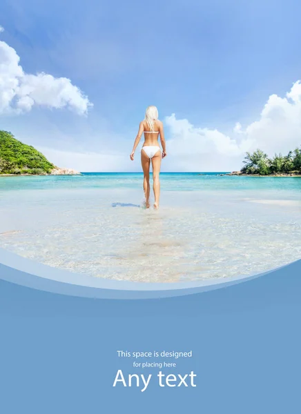 Красивая, молодая и счастливая блондинка, гуляющая по пляжу в белых купальниках. Подходящая и сексуальная модель в бикини. Путешествия и летний курорт. — стоковое фото