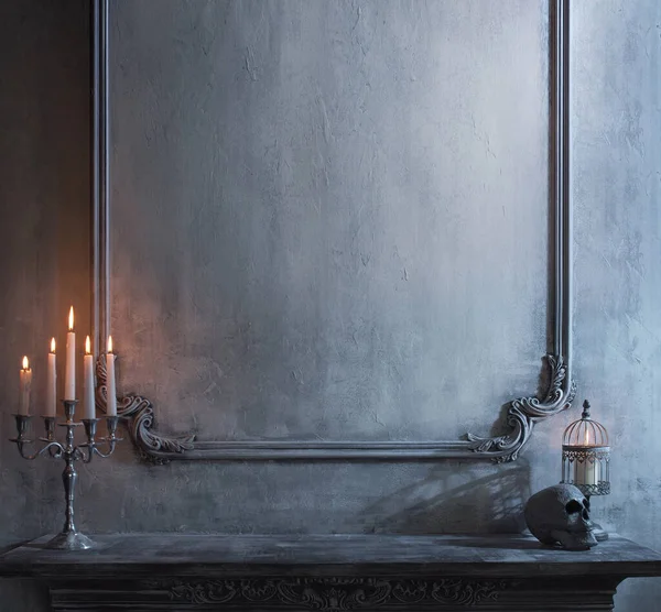 Містичний натюрморт на Хеллоуїн. Череп, свічник зі свічками, старий камін. Жах і відьма . — стокове фото