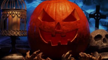 Korkunç gülen balkabağı ve korkunç gotik mezarlık arka planında eski bir kafatası. Cadılar Bayramı, büyücülük ve sihir.