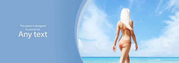 Mujer rubia hermosa, joven y feliz caminando en la playa en traje de baño. Ajuste y modelo sexy en bikini. Viajar y resort de verano. — Foto de Stock