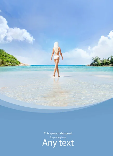 Mujer rubia hermosa, joven y feliz caminando en la playa en traje de baño blanco. Ajuste y modelo sexy en bikini. Viajar y resort de verano. —  Fotos de Stock