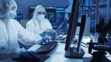 Profesyonel mühendis grubu, teknoloji ve bilgisayar yazılımlarını kullanarak gelecekteki bir laboratuvarda modern bir mikroişlemci geliştiriyor. İcatlar ve bilim konsepti.