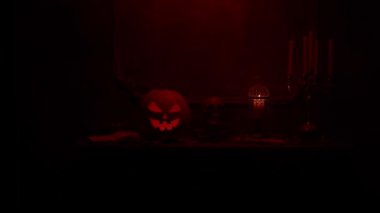 Korkunç gülen balkabağı ve eski kafatası antik gotik şöminede. Cadılar Bayramı, büyücülük ve sihir.