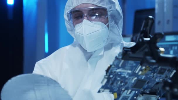 Professioneel ingenieur ontwikkelt een moderne microprocessor in een futuristisch laboratorium met behulp van technologie en computersoftware. Uitvindingen en wetenschapsconcept. — Stockvideo