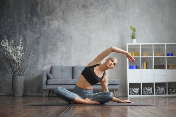 Menina Jovem Desportiva Sportswear Está Fazendo Exercícios Casa Interior Fit — Fotografia de Stock