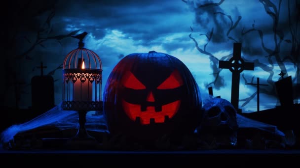 Ijesztő nevető tök és egy öreg koponya az ijesztő gótikus temetői háttér felett. Halloween, boszorkányság és varázslat. — Stock videók