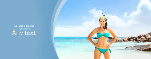 Красива жінка у масці для плавання та купальнику відпочиває на пляжі. Дівчинка проводить літні канікули в Таїланді. Відпустка і подорожні концепції з копіюванням простору. — стокове фото