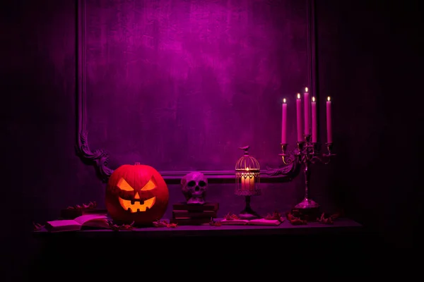 Calabaza riéndose de miedo y viejo cráneo en la antigua chimenea gótica. Halloween, brujería y magia. — Foto de Stock