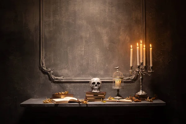 Enge lachende pompoen en oude schedel op oude gotische open haard. Halloween, hekserij en magie. — Stockfoto