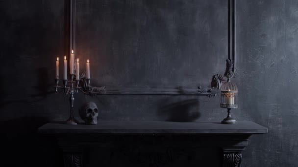 Мистический натюрморт на Хэллоуин. Череп, подсвечник со свечами, старый камин. Ужас и колдовство. — стоковое видео