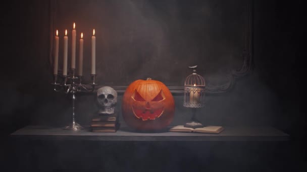 Gruselig lachender Kürbis und alter Totenkopf auf altem gotischen Kamin. Halloween, Hexerei und Magie. — Stockvideo