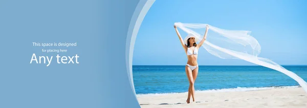 Mujer rubia hermosa, joven y feliz caminando en la playa en traje de baño blanco. Ajuste y modelo sexy en bikini. Viajar y resort de verano. —  Fotos de Stock
