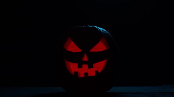 Calabaza riéndose de miedo sobre un fondo oscuro. Halloween, brujería y magia. — Vídeo de stock