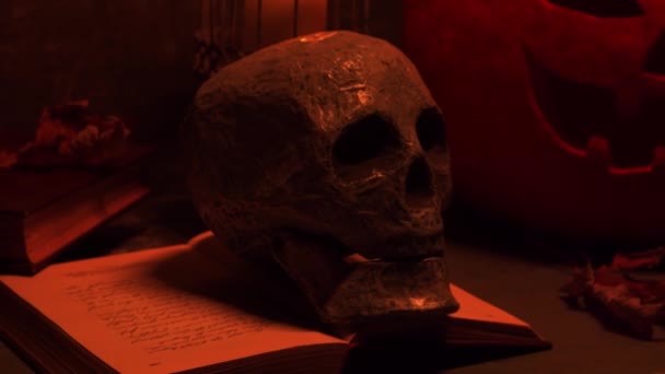 Mystischer Halloween-Stillleben-Hintergrund. Totenkopf, Leuchter mit Kerzen, alter Kamin. Horror und Hexerei. — Stockvideo