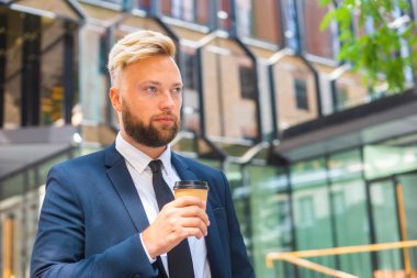 Modern ofis binasının önünde kendinden emin bir iş adamı. Finansal yatırımcı dışarıda dolaşıyor. Bankacılık ve iş.