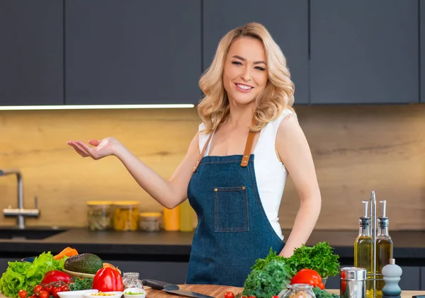 Jonge vrouw bereidt eten en organiseert een kookprogramma. De blogger stroomt vanuit de moderne keuken. Vegetarische gezonde voedselbereiding. — Stockfoto