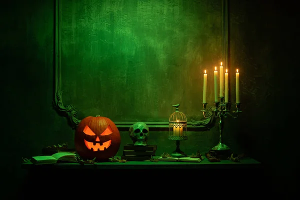 Ijesztő nevető tök és öreg koponya az ősi gótikus kandallón. Halloween, boszorkányság és varázslat. — Stock Fotó