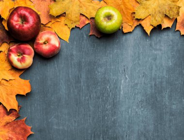 Sonbahar akçaağaç yaprakları eski dokularda. Düşen yapraklar doğal arkaplan. Mevsimlik arkaplan.