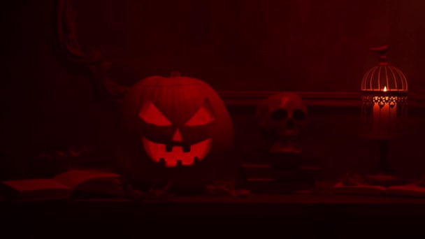 Ijesztő nevető tök és öreg koponya az ősi gótikus kandallón. Halloween, boszorkányság és varázslat. — Stock videók