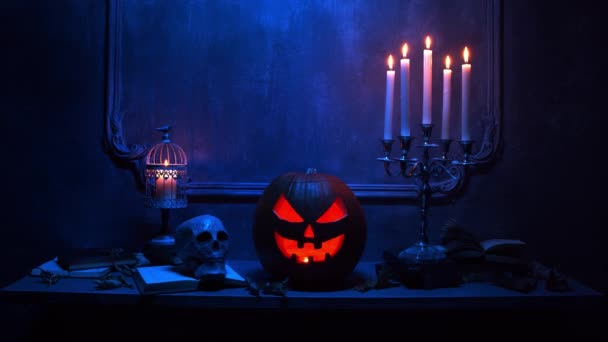 Przerażająca dynia i stara czaszka na starożytnym gotyckim kominku. Halloween, czary i magia. — Wideo stockowe