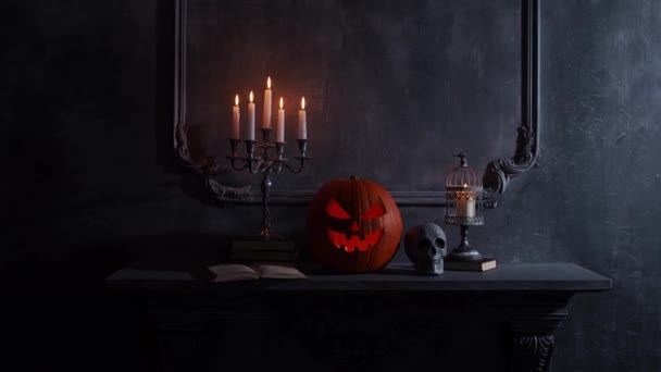 Przerażająca dynia i stara czaszka na starożytnym gotyckim kominku. Halloween, czary i magia. — Wideo stockowe