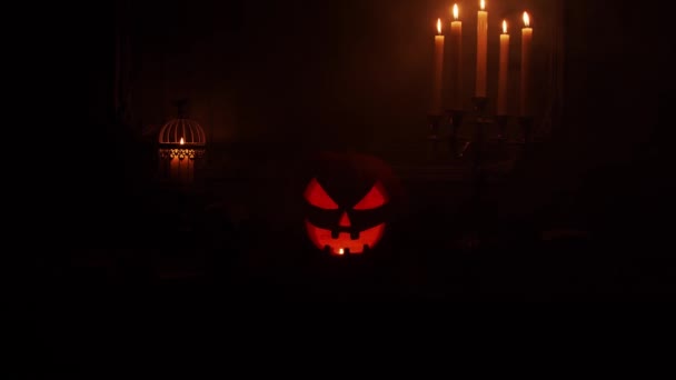 Przerażająca dynia i stara czaszka na starożytnym gotyckim kominku. Halloween, czary i magia. — Wideo stockowe