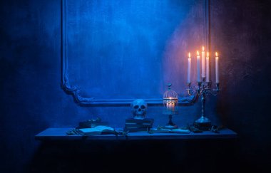 Korkunç gülen balkabağı ve eski kafatası antik gotik şöminede. Cadılar Bayramı, büyücülük ve sihir.