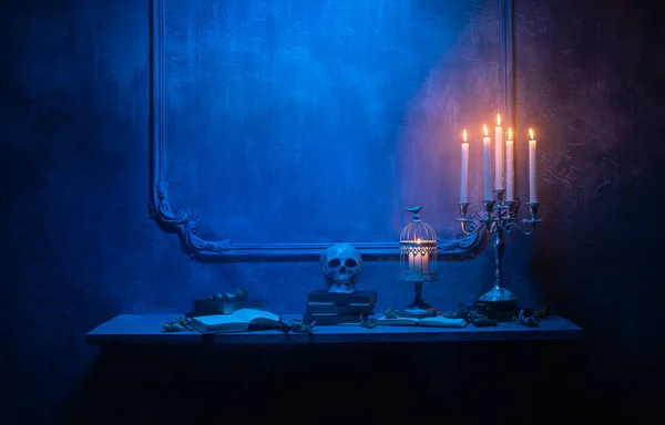 Läskigt skrattande pumpa och gammal skalle på antik gotisk öppen spis. Halloween, häxeri och magi. — Stockfoto