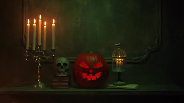 Läskigt skrattande pumpa och gammal skalle på antik gotisk öppen spis. Halloween, häxeri och magi. — Stockvideo