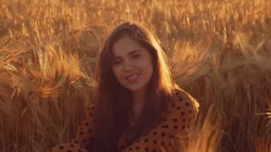 Tarladaki güzel genç bir kadının yakın plan portresi. Gün batımında kadın yüzü. Freedome ve mutluluk konsepti.