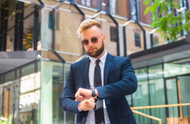 Modern ofis binasının önünde kendinden emin bir iş adamı. Finansal yatırımcı dışarıda dolaşıyor. Bankacılık ve iş.