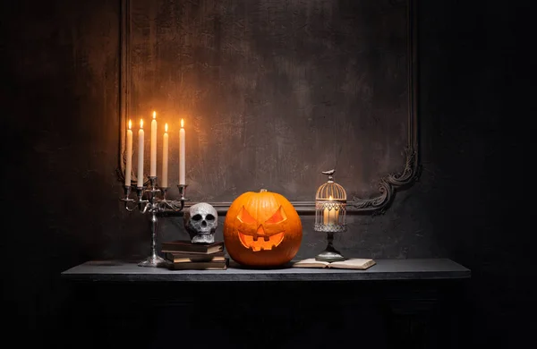 Calabaza riéndose de miedo y viejo cráneo en la antigua chimenea gótica. Halloween, brujería y magia. — Foto de Stock