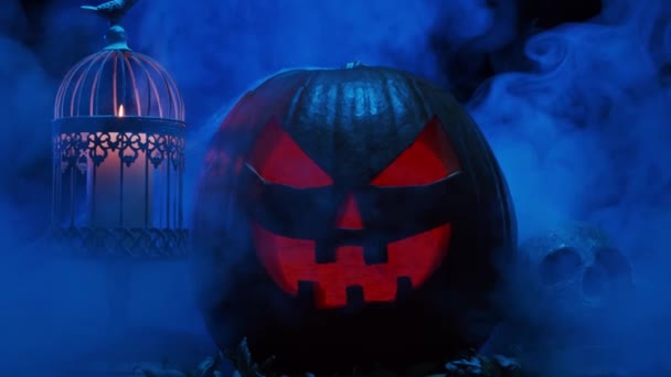 Skrattande pumpa och en gammal skalle med mörk bakgrund. Halloween, häxeri och magi. — Stockvideo