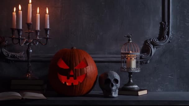 Zucca spaventosa che ride e vecchio teschio sul camino gotico antico. Halloween, stregoneria e magia. — Video Stock