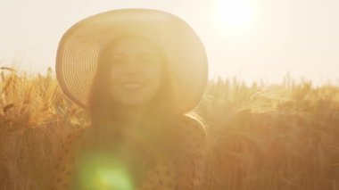 Tarladaki güzel genç bir kadının yakın plan portresi. Gün batımında kadın yüzü. Freedome ve mutluluk konsepti.