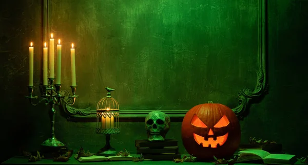 Scary laughing pumpkin and old skull on ancient gothic fireplace. Halloween, witchcraft and magic. — Stock Photo, Image