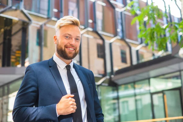 Modern ofis binasının önünde kendinden emin bir iş adamı. Finansal yatırımcı dışarıda dolaşıyor. Bankacılık ve iş. — Stok fotoğraf