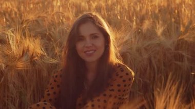 Tarladaki güzel genç bir kadının yakın plan portresi. Gün batımında kadın yüzü. Freedome ve mutluluk konsepti.