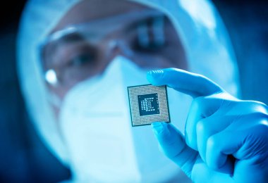 Bilim adamı mikro elektronik ve işlemcilerin araştırılması ve geliştirilmesi için modern bir bilim laboratuvarında çalışıyor. Mikroişlemci imalat işçisi bilgisayar teknolojisi ve ekipmanı kullanıyor.