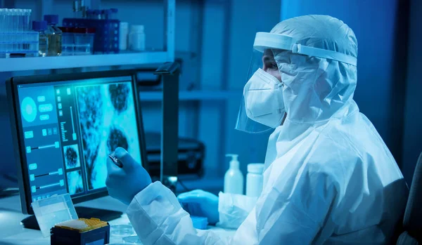 Scientist works in a modern scientific lab using laboratory equipment, microscope and computer technology. Invention of new vaccines. Concept of Science and Health. — Stock Photo, Image