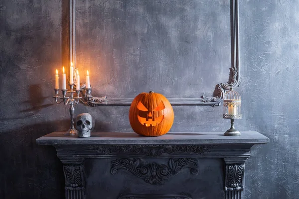 Calabaza riéndose de miedo y viejo cráneo en la antigua chimenea gótica. Halloween, brujería y magia. —  Fotos de Stock