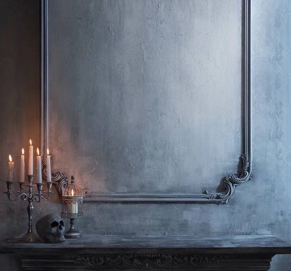 神秘的なハロウィーンの静物の背景。頭蓋骨、ろうそくのある燭台、古い暖炉。ホラーと魔女. — ストック写真