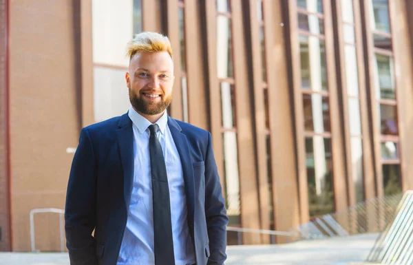 Zelfverzekerde zakenman voor een modern kantoorgebouw. Financiële investeerder loopt buiten. Bankieren en bedrijfsleven. — Stockfoto