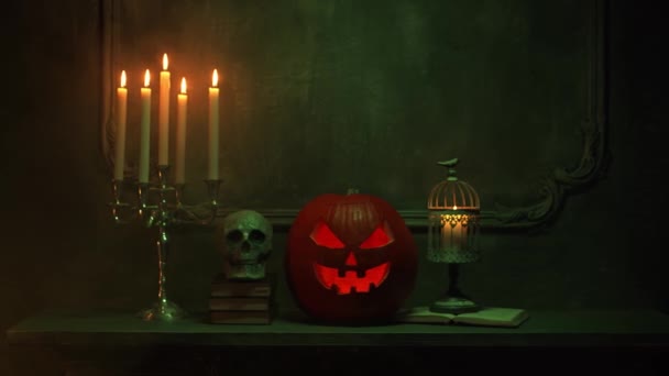 Abóbora assustadora e crânio velho na antiga lareira gótica. Halloween, bruxaria e magia. — Vídeo de Stock