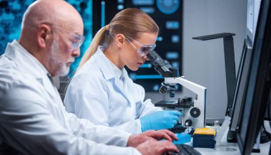 Profesör ve doktor ekipman ve bilgisayar teknolojilerini kullanarak modern bir bilim laboratuarında çalışıyorlar. Bir grup bilim adamı araştırma yapıyor ve yeni aşılar geliştiriyor. Bilim ve sağlık konsepti.