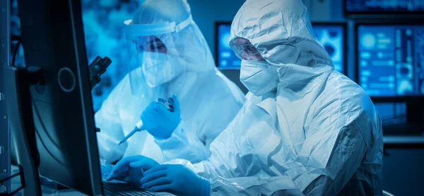 Los científicos trabajan en un laboratorio científico moderno utilizando equipos de laboratorio, microscopio y tecnología informática. Invención de nuevas vacunas. Concepto de Ciencia y Salud. —  Fotos de Stock