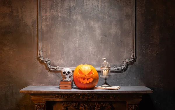 Calabaza riéndose de miedo y viejo cráneo en la antigua chimenea gótica. Halloween, brujería y magia. — Foto de Stock
