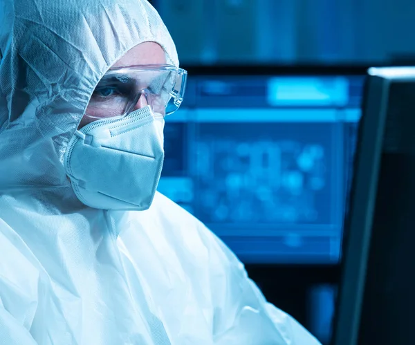 The scientist works in a modern scientific laboratory for the research and development of microelectronics and processors. Microprocessor manufacturing worker uses computer technology and equipment. — Stock Photo, Image