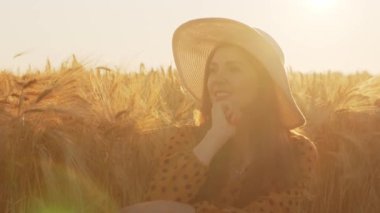 Tarladaki güzel genç bir kadının yakın plan portresi. Gün batımında kadın yüzü. Freedome ve mutluluk konsepti.