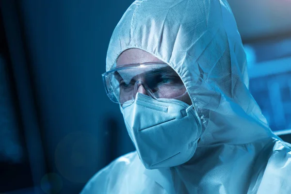 The scientist works in a modern scientific laboratory for the research and development of microelectronics and processors. Microprocessor manufacturing worker uses computer technology and equipment. — Stock Photo, Image